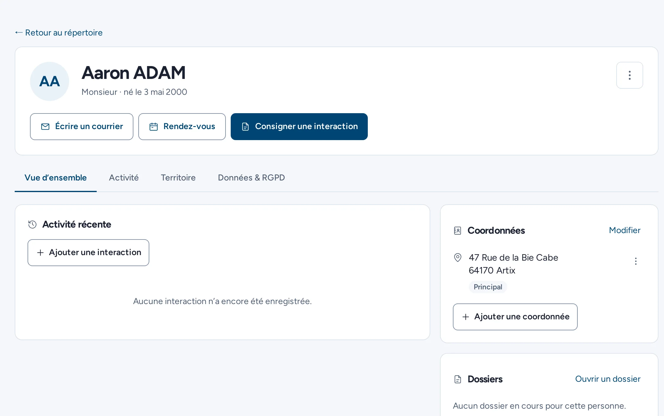 La fiche d’une personne, avec le bouton « Écrire un courrier » à côté de son activité récente.